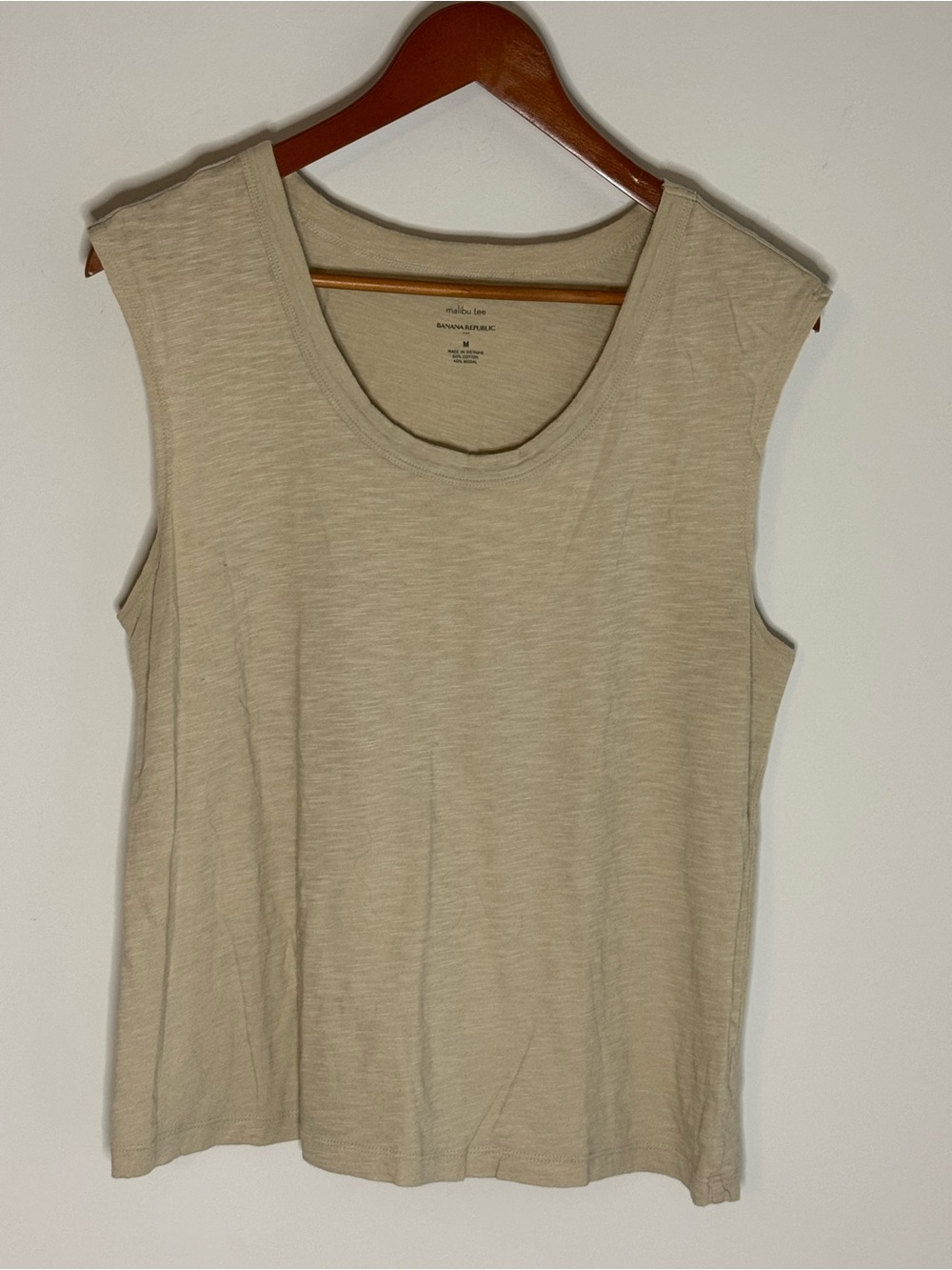 Banana Republic Sleeveless Scoop Neck Tank in Light Beige